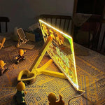 TABLERO DE MENSAJES ACRÍLICO LUMINOSO BORRABLE CON SOPORTE Y 7 BOLÍGRAFOS COLORIDOS
